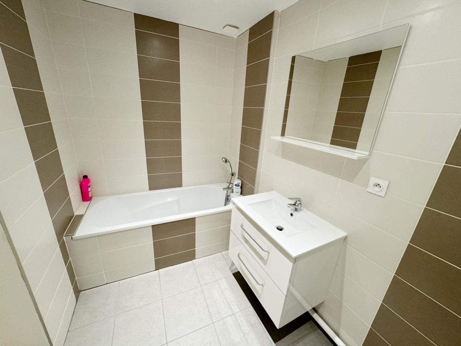 24 Chic & Cosy Grand Appart 88M2 Parking Gratuit Hypercentre Netflix Saint-Etienne  Exterior photo